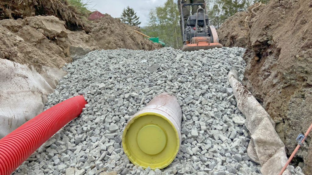 Foamit skumglas under, runt och ovanför rör i schakt